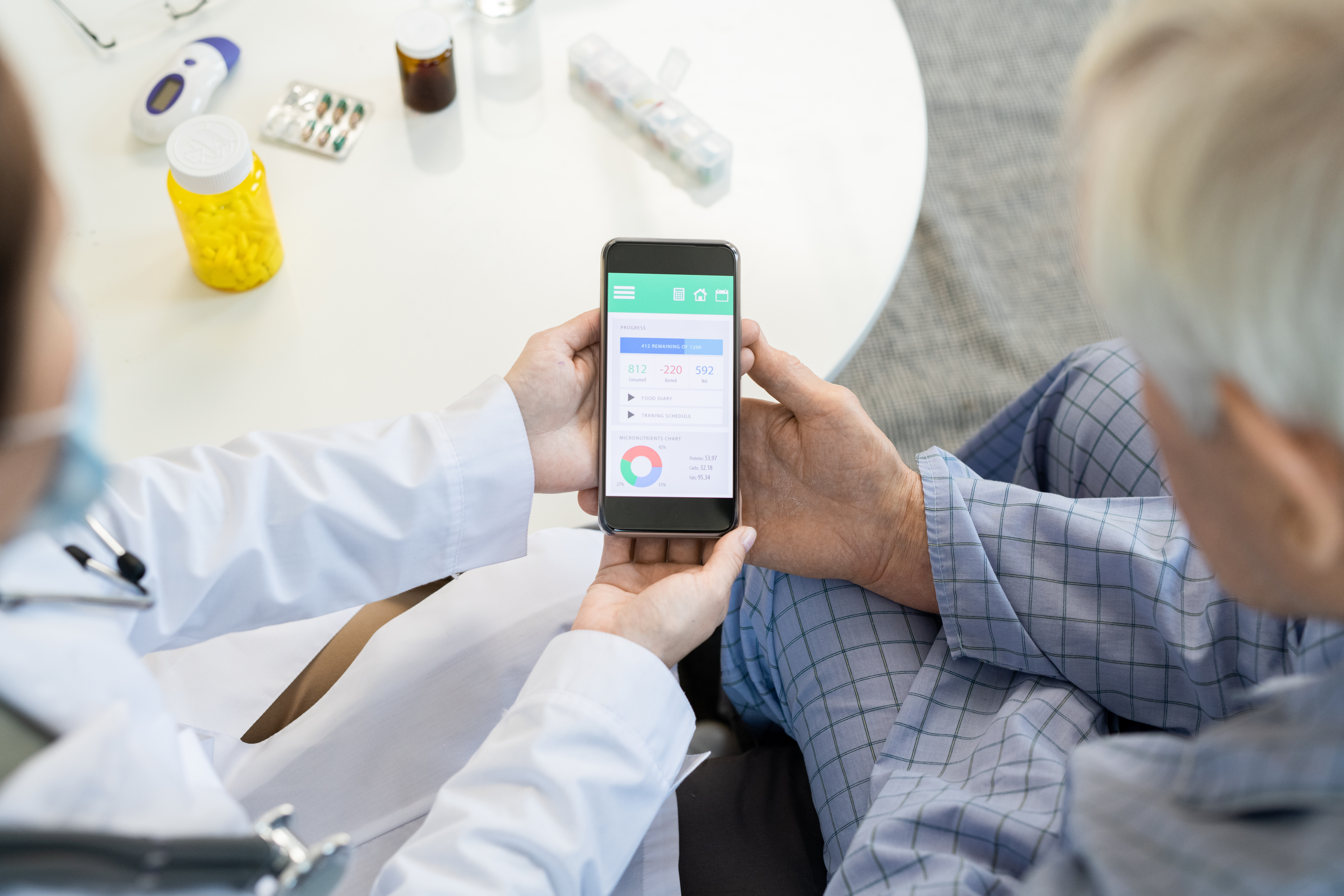 Inovadora Sistemas - Profissional da saúde segurando celular com sistema de saúde