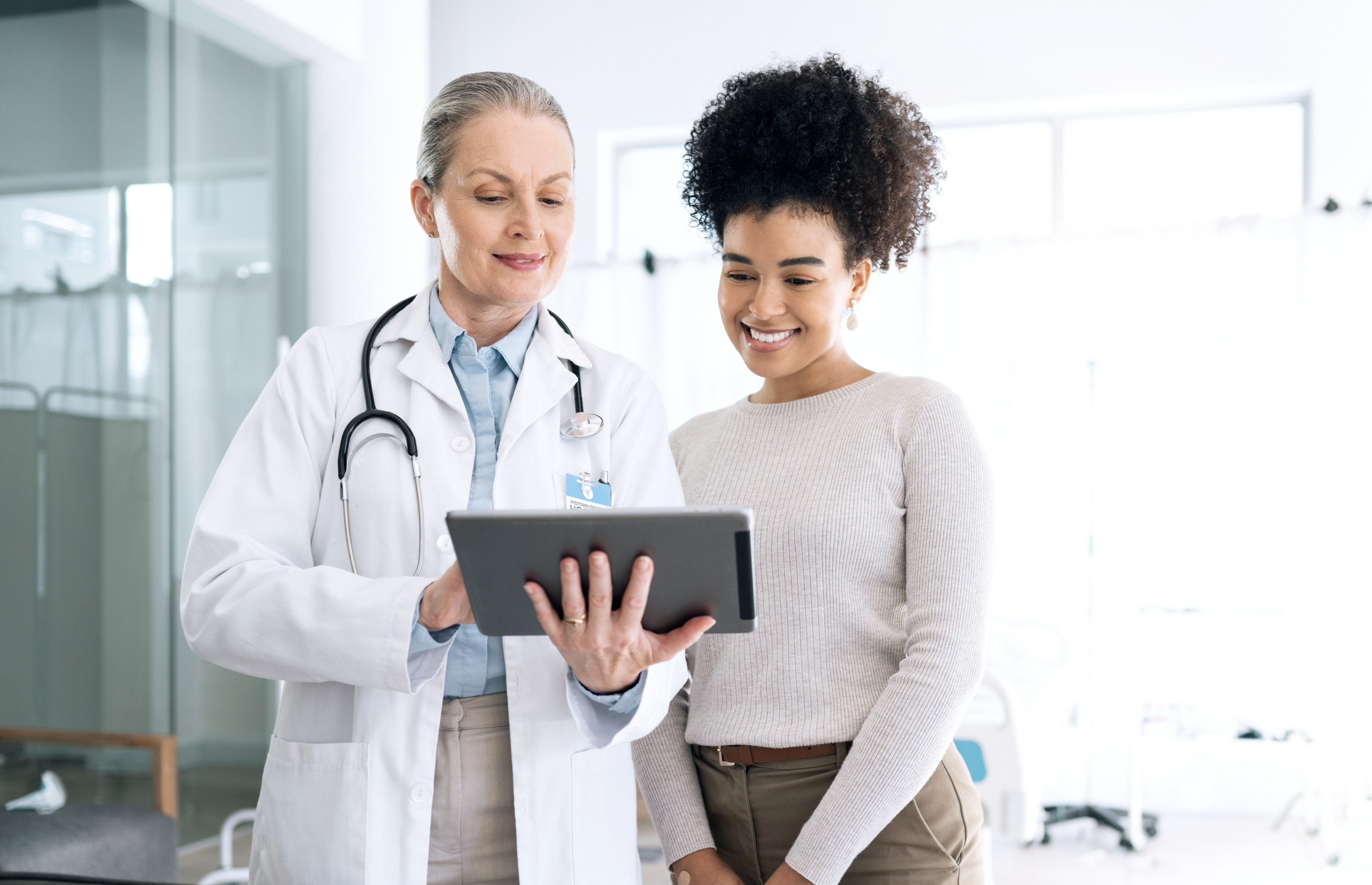Inovadora Sistemas - Profissional da saúde segurando tablet