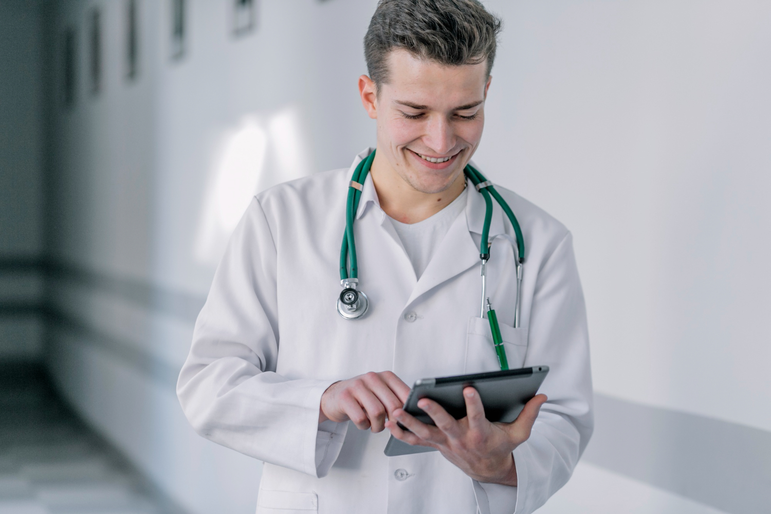 Inovadora Sistemas - Profissional da saúde segurando tablet